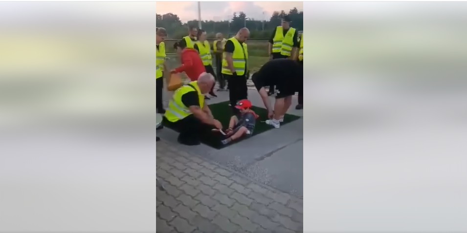 Elképesztő módon vegzálták a gyerekeket a meccs előtt (+VIDEÓ)