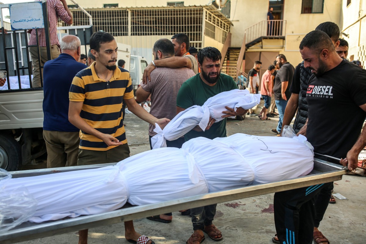 Bombákkal és röpcédulákkal támadta Izrael a Gázai övezetet