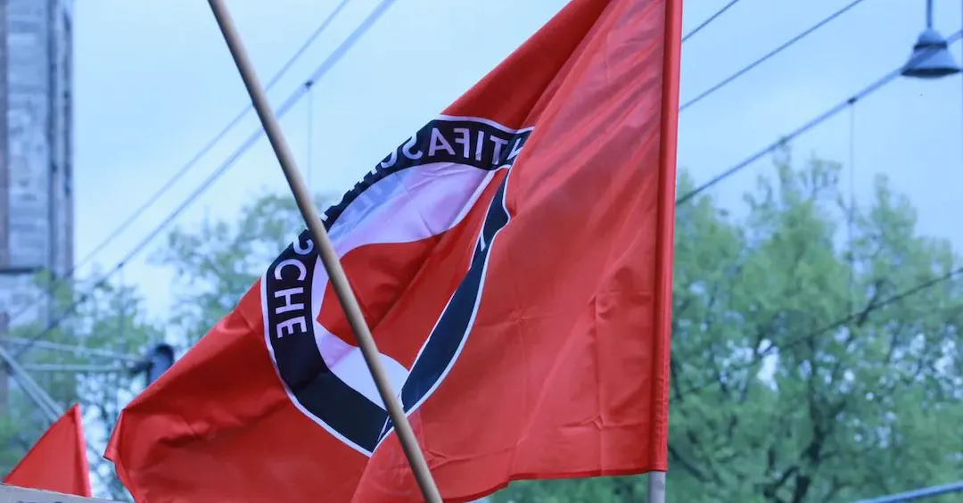 Házkutatások a német Antifánál – éles lőfegyvert is találtak