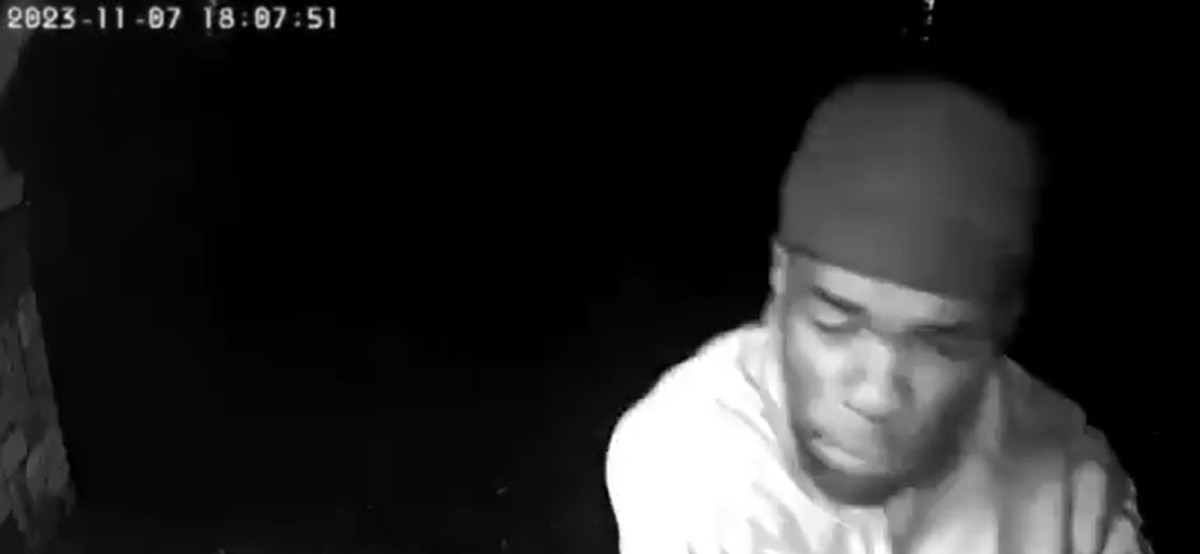 Őrjöngő afrikai férfi Pécs utcáin (+VIDEÓ)