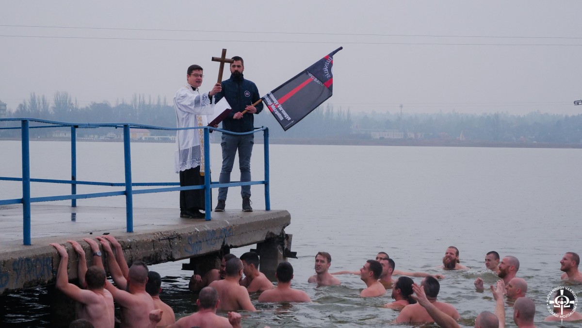 Jéghideg vízbe ugrani a keresztért: a vízkereszti hagyomány egy 14 éves szemével