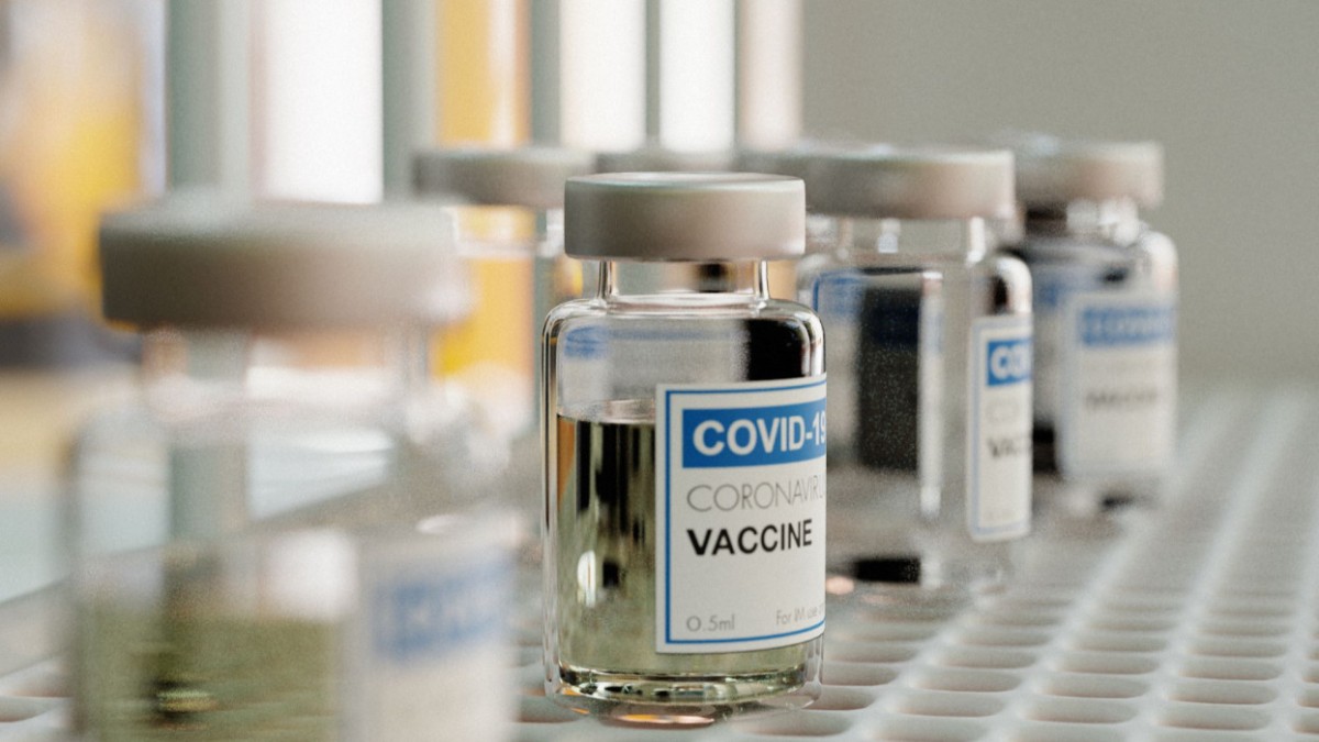 Hidegzuhany a Pfizerrel, Modernával oltottakra: döbbenetes, ami most kiderült a vakcinákról