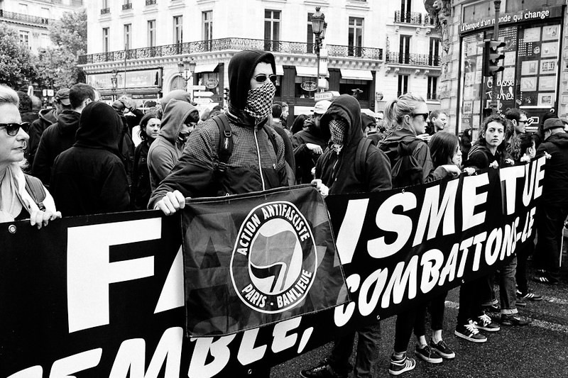 Az antifa ellen védekeznek a bolttulajdonosok Párizsban (+VIDEÓ)