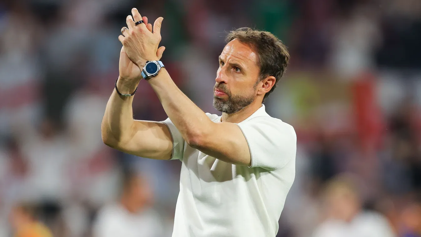 Repültek a söröspoharak Gareth Southgate felé