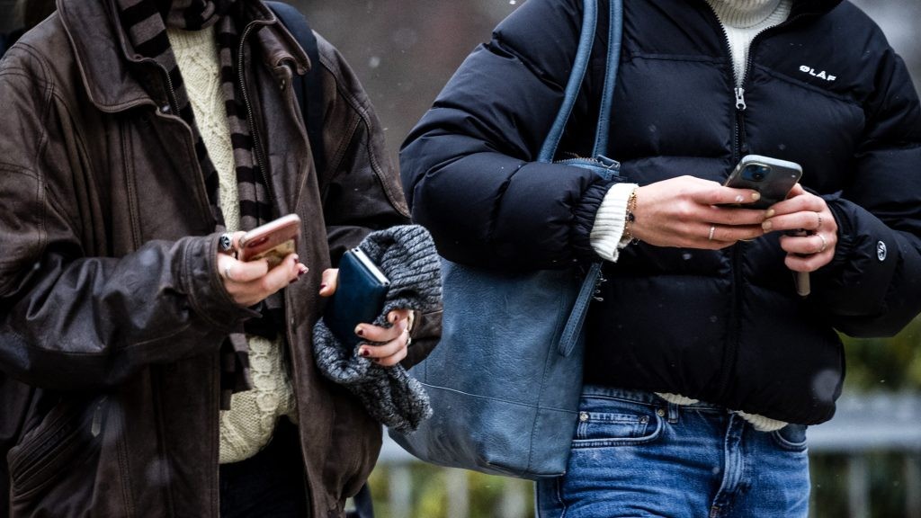 Szeptemberből a diákoknak a tanítás idejére le kell adni a mobiljaikat egy új rendelettervezet szerint