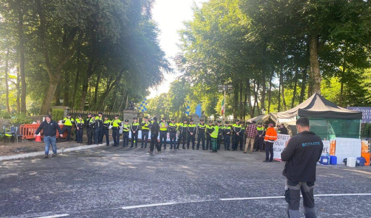 Egy éjszaka alatt foglalták el a migránsok az ír falut (+VIDEÓ)
