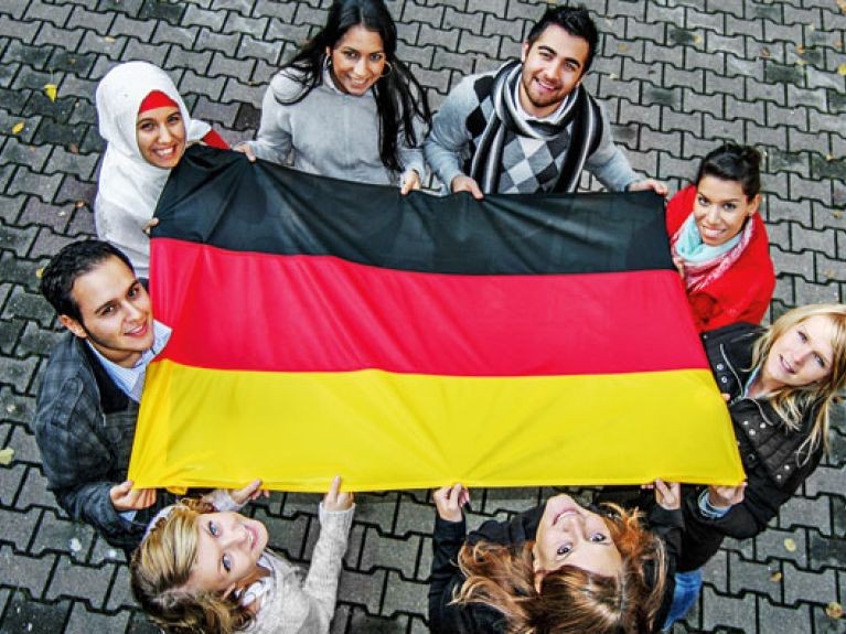 Csalással kapnak havi 13 ezer eurót a migránsok Németországban