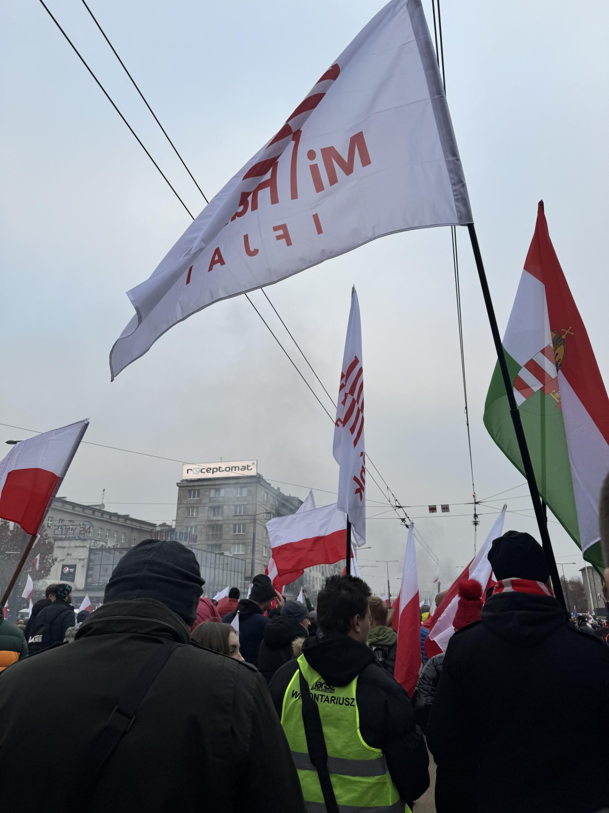 A betiltás ellenére 100 ezres nagyságrendben vonultak a lengyel hazafiak Varsóban (+KÉPEK)