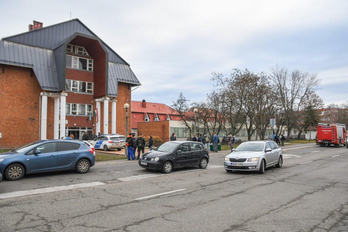 Folytatódik: Ismét bombariadó egy magyar iskolában!