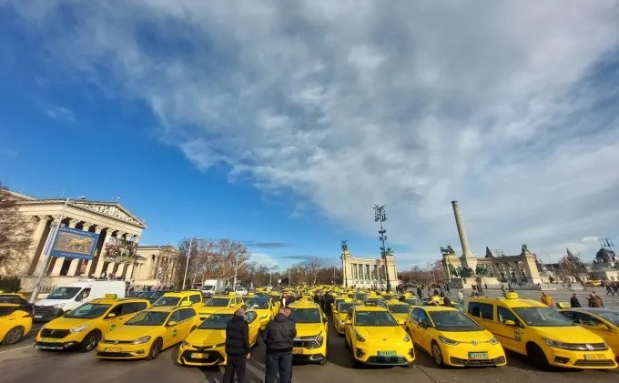 Ma sztrájkolnak a taxisok