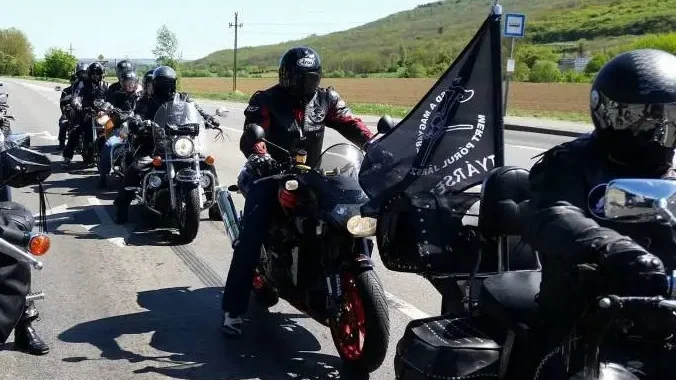 Motorosoknak avat emlékművet a Betyársereg Hungary MC a Mátrában
