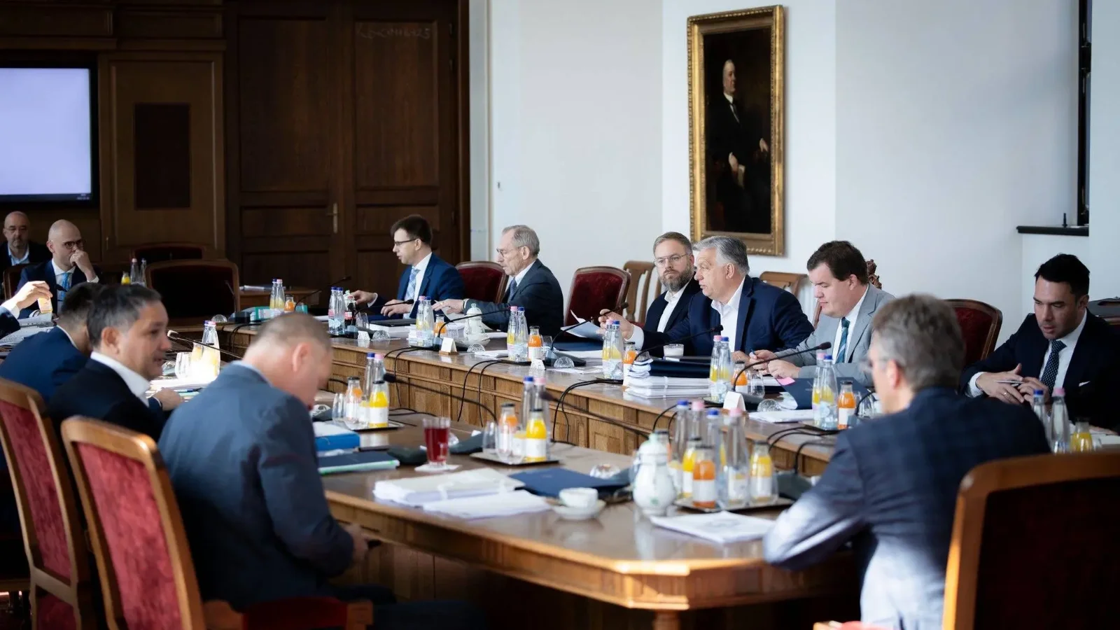 Több milliárd forintot csoportosít át a kormány