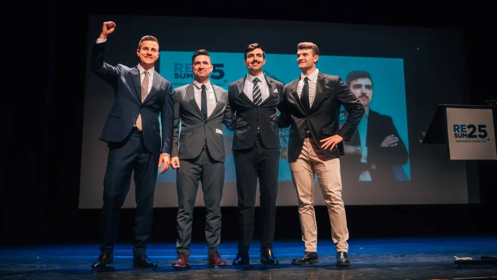 Balról jobbra: Dries Van Langenhove, Martin Sellner, Afonso Goncalves, Andrea Ballarati