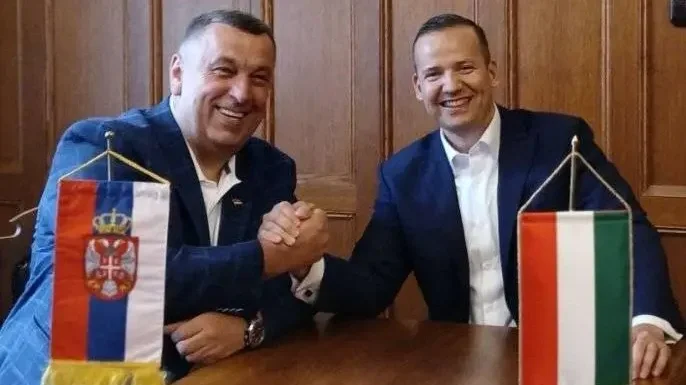 Szerb parlamenti képviselőt fogadott Toroczkai László az Országházban