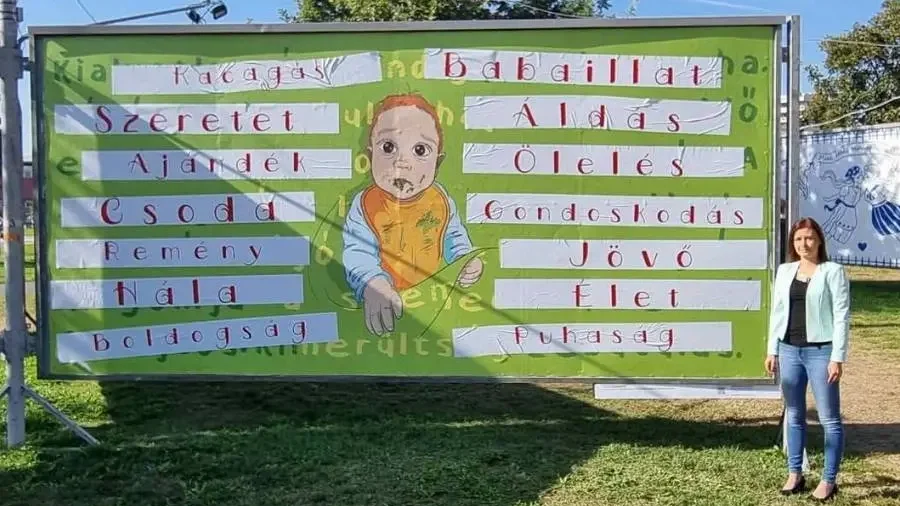 Eljárás indult Dúró Dóra ellen az ARC-plakát átragasztása miatt