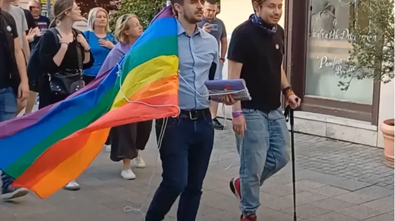LMBTQ-zászlót akartak tűzni a debreceni városházára, nem aratott sikert (+VIDEÓ)