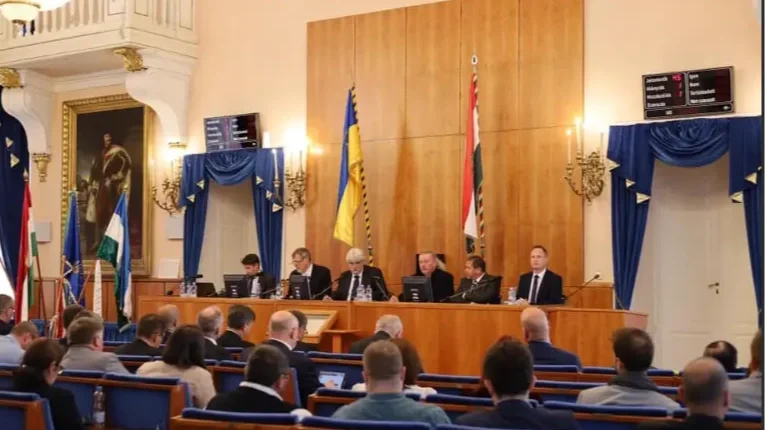 A Momentum és a Fidesz kéz a kézben szavazta meg a Pest vármegyei közgyűlés elnökének fizetésemelését