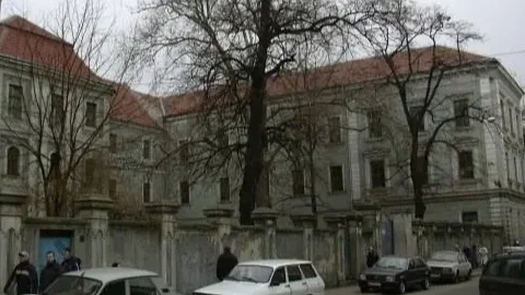 A nagyváradi polgármesteri hivatal egy telekkönyvi átírásra hivatkozva ki akarja lakoltatni a premontrei főapátot kétszáz éves rendházukból