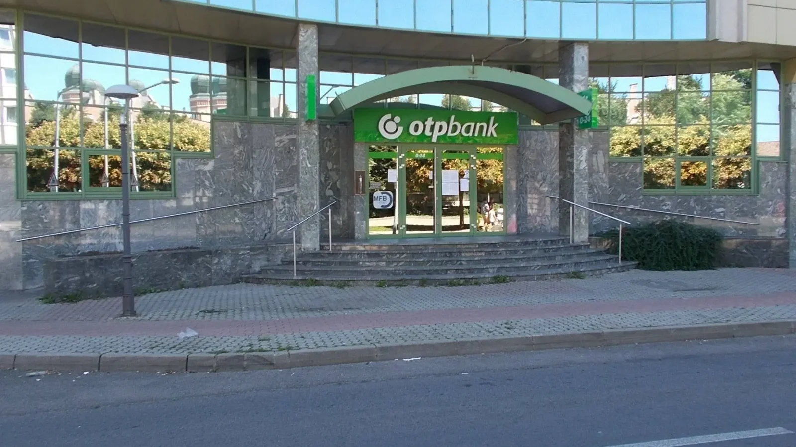 Az OTP vezetőinek adják ki magukat a telefonos csalók