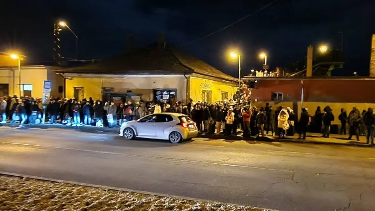 Vonatkimaradások és óriási tömeg volt péntek este Komáromnál
