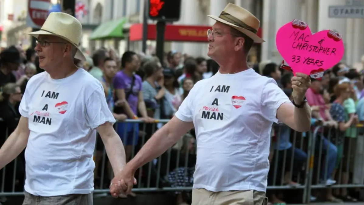 A külföldön kötött homoszexuális házasságok elismerésére kötelezne az Alkotmánybíróság