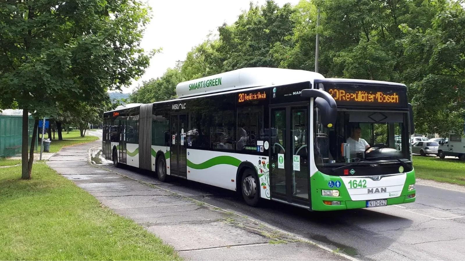 Kirángatta, ököllel ütötte, majd rugdosni kezdte a földre került buszsofőrt