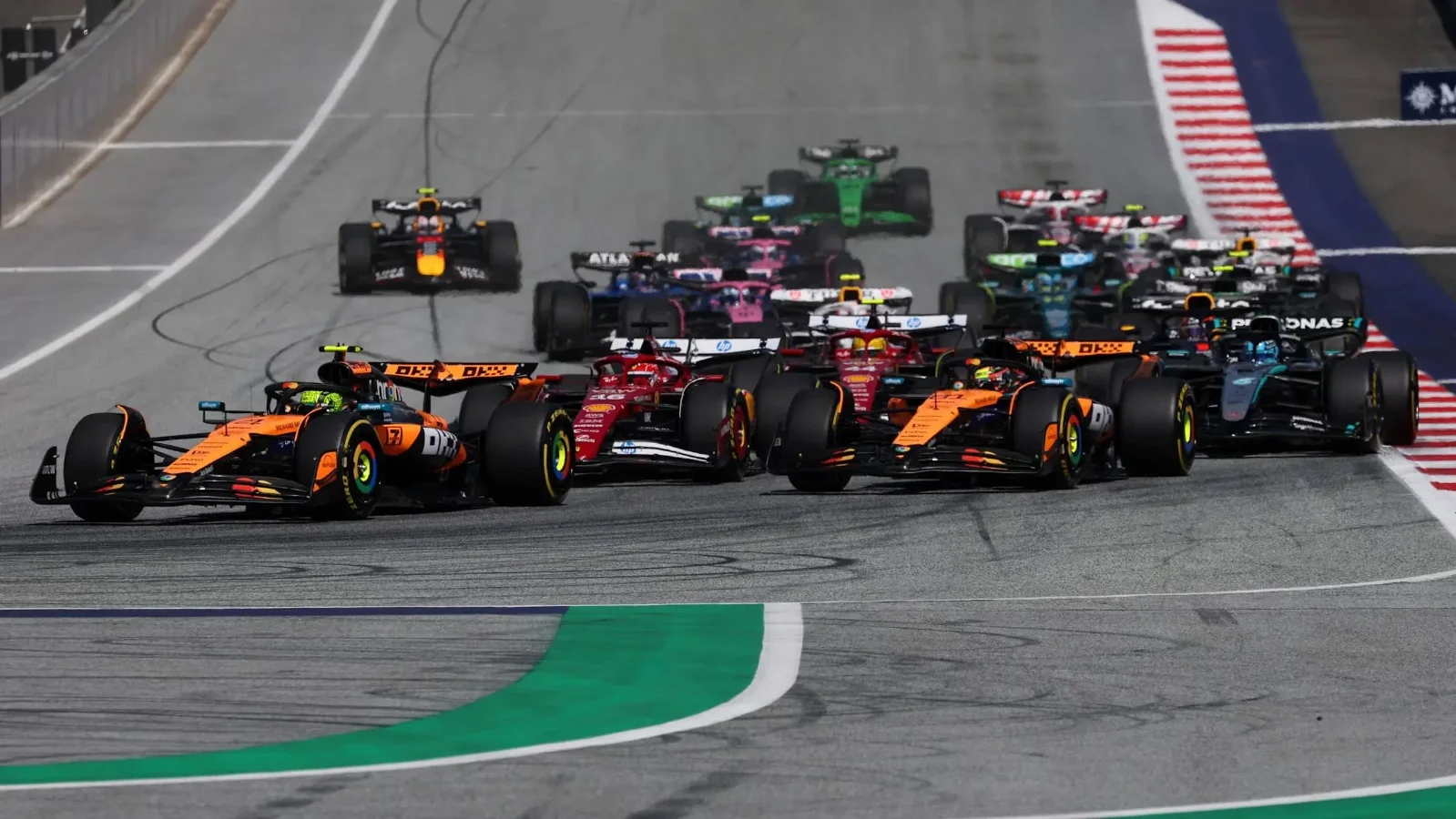 Norris dominancia Ausztriában, Verstappen kiesett a hazai versenyén