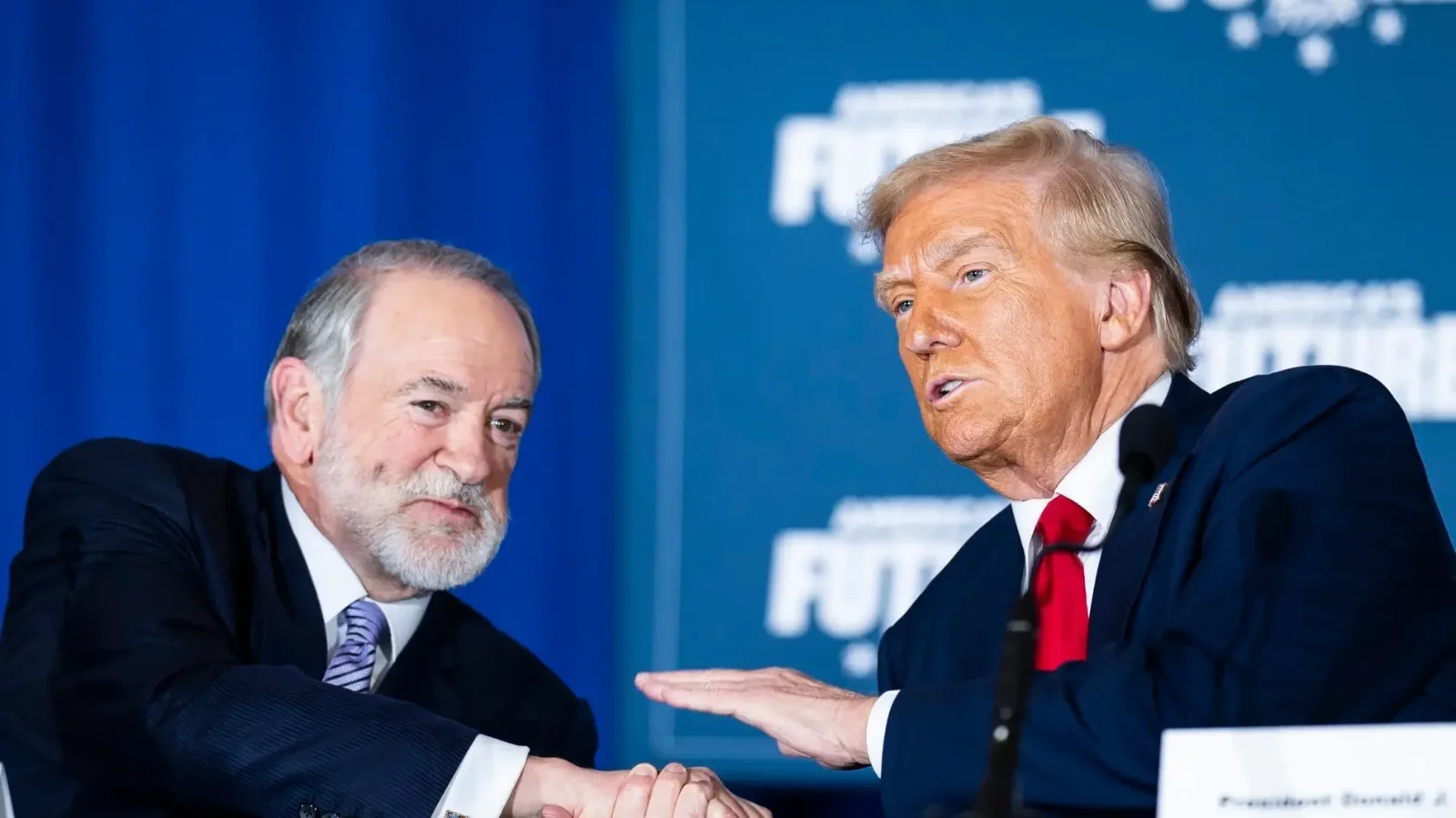 Mike Huckabee és Donald Trump egy kampányrendezvényen Pennsylvaniában, 2024 októberében Forrás: Washington Post