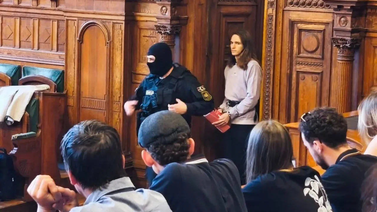 Ravi Trux megérkezik a tárgyalásra