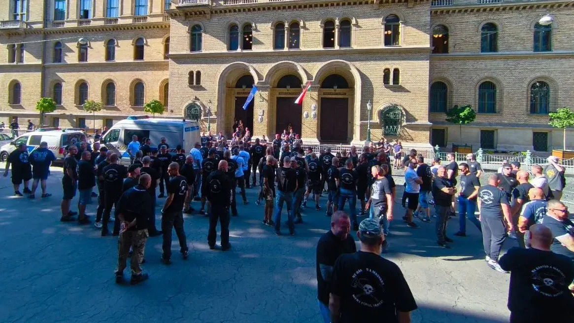 Marad a börtönben az antifa Ravi Trux, az utcát a Betyársereg uralta ma délelőtt (+VIDEÓ)