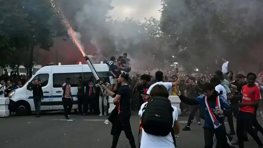 Több százan ünnepelték gyújtogatással a PSG Bajnokok Ligája győzelmét