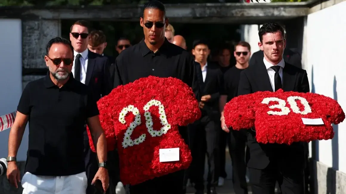 Virgil van Dijk és Andrew Robertson a temetésen Kép: Pedro Nunes/Reuters