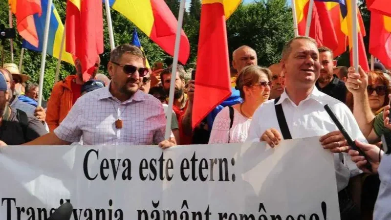 „Valami örök: Erdély román föld” – hirdeti Tirnoveanu molinója