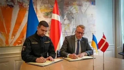 Herman Smetanin és Morten Bodskov épp aláírnak (kép: Fb)