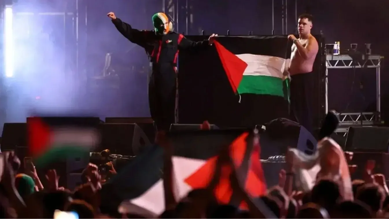 „Antiszemitizmusra” hivatkozva kitiltja a kormány Magyarországról a Kneecap ír együttest