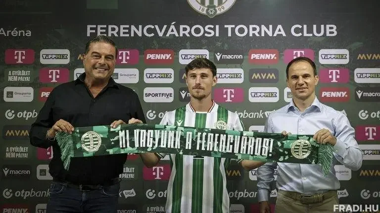 Orosz Pál (balra) és Hajnal Tamás (jobbra) bemutatja Gavriel Kanikovszkit (Forrás: fradi.hu)