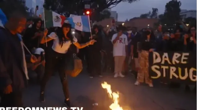 Úgy szeretik Amerikát a Los Angeles-i tüntetők, hogy még a nemzeti zászlót is elégették (+VIDEÓ)