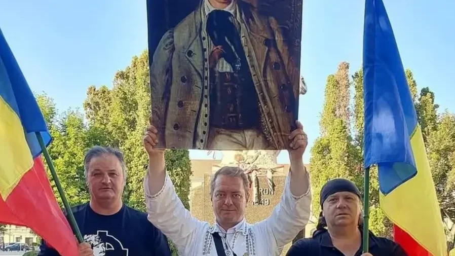 A fényképen a budapesti gyűlést szervező Mihai Tîrnoveanu a magyarokat gyilkoló Avram Iancu képével