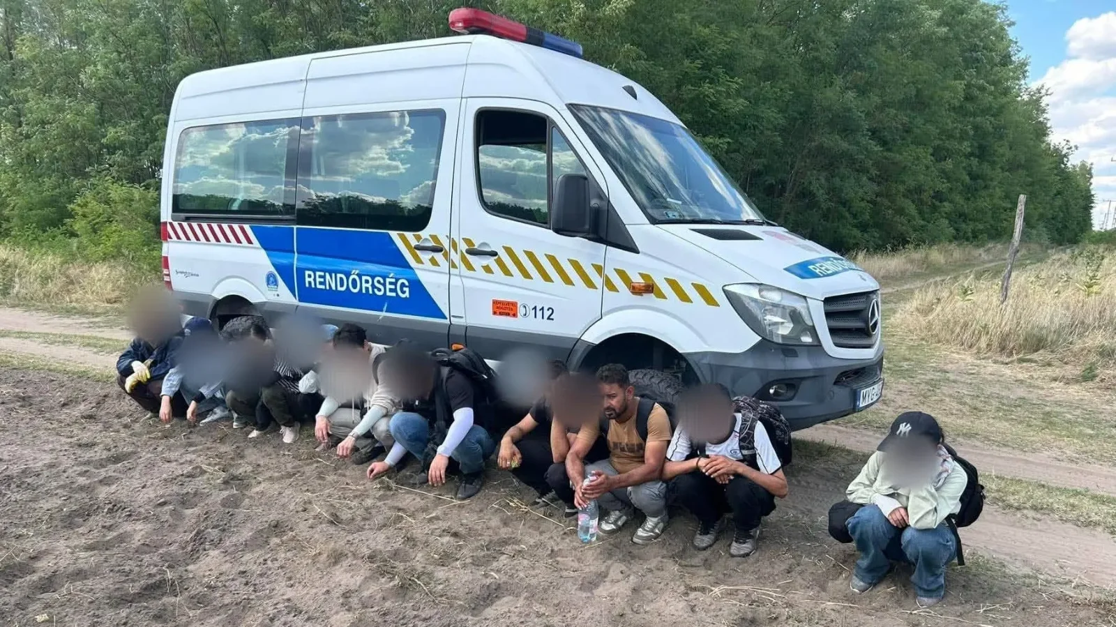 Elkezdték kínainak vallani magukat a hazánkba betörő migránsok Kép