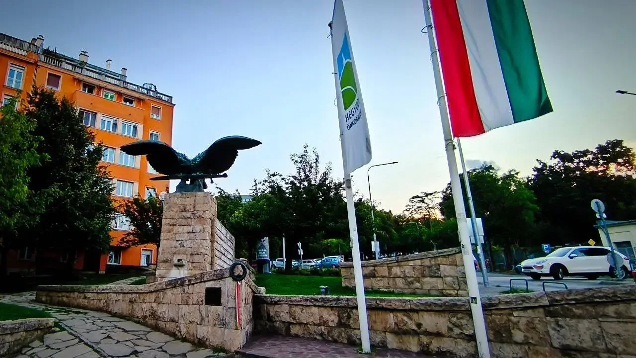 Elég volt a munkásőrökből, elég a magyargyűlöletből! El a kezekkel a Turultól, el a kezekkel a magyarságtól!