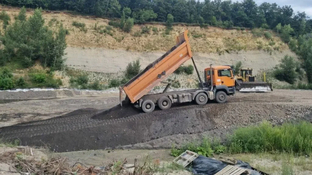 Talajjavító termékeknek nevezett, import veszélyes hulladékkal töltik fel a bányatavat