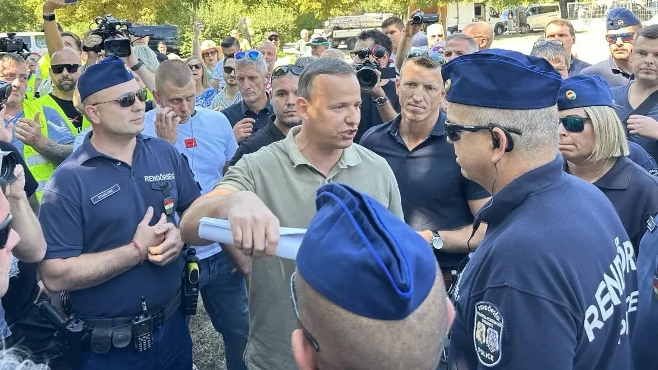Magyar Péter rendőröket küldött Toroczkai Lászlóra Dorogon