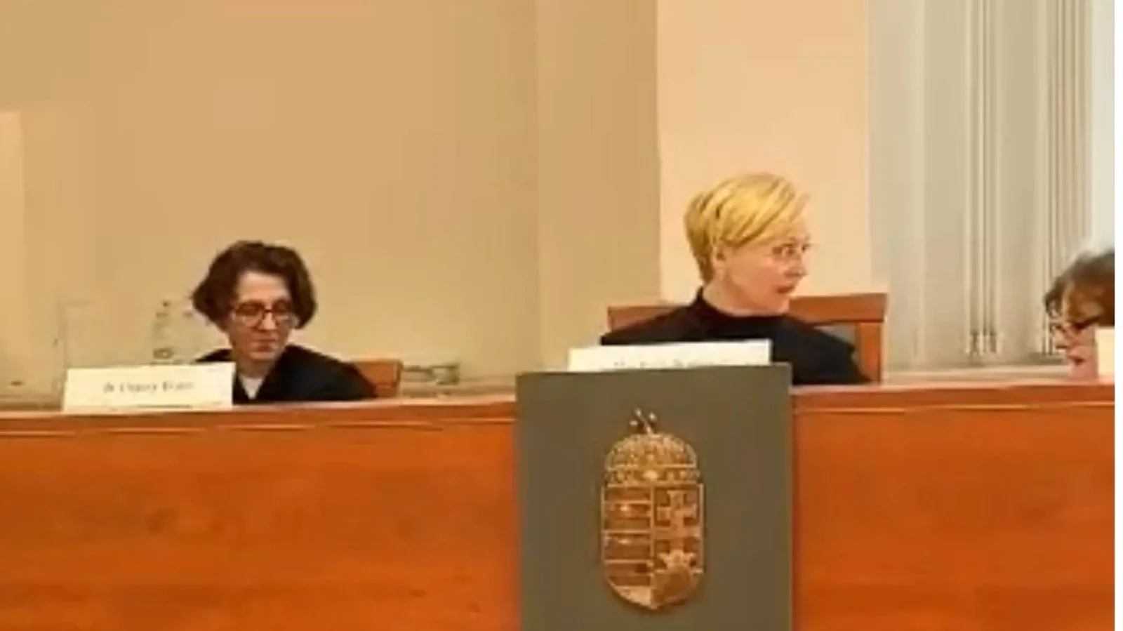 Az Aladár-ügy egyik nyilvános tárgyalásán eljáró három bírónő: bal oldalon dr. Utassy Ilona, középen az ítéletet kihirdető dr. Fábián Judit, jobb oldalon dr. Hajdú Ágnes (Kép: Aranyos Riport - Dokumentarista)