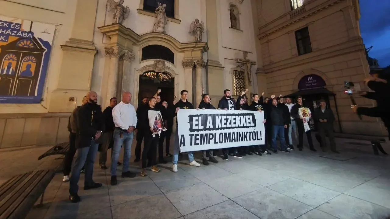 Jobboldali hívők álltak ki a baloldali tüntetők által fenyegetett templom mellett