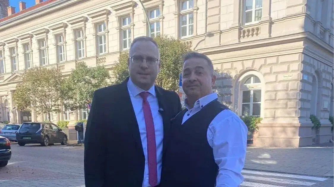 Györfi Mihály polgármester a Völgyi család egy tagjával