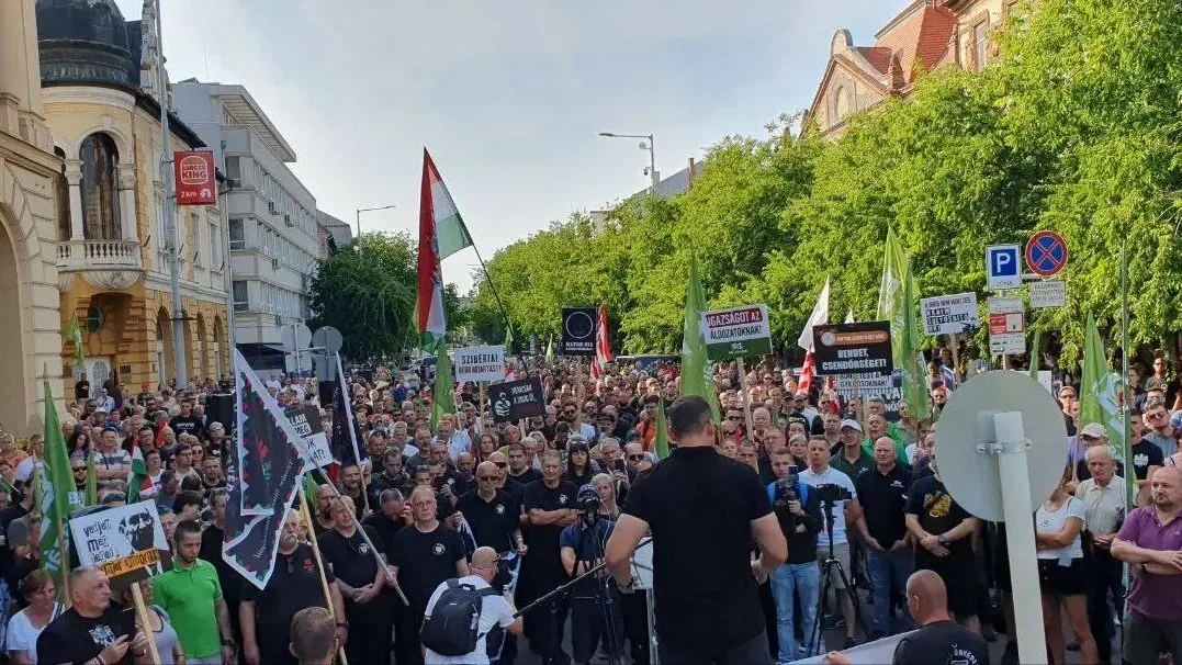A „bajkeverők” képviselték a rendet Szolnokon a „lécesbűnözőkkel” szemben