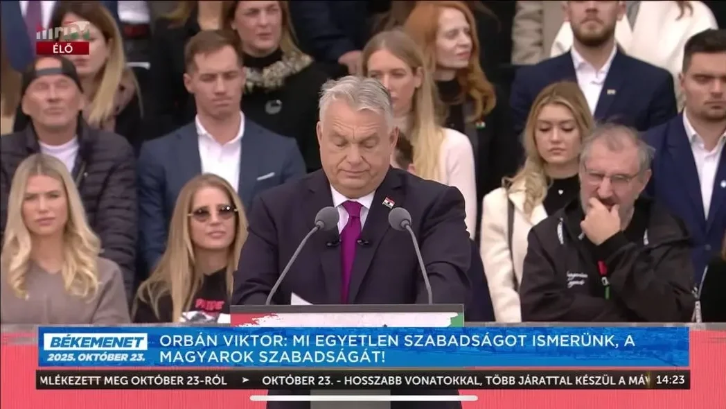 Orbán Viktortól az első sorban balra: Vasvári Vivien és Szabó Zsófi celebek; jobbra: Eperjes Károly színművész (forrás: Hír TV)