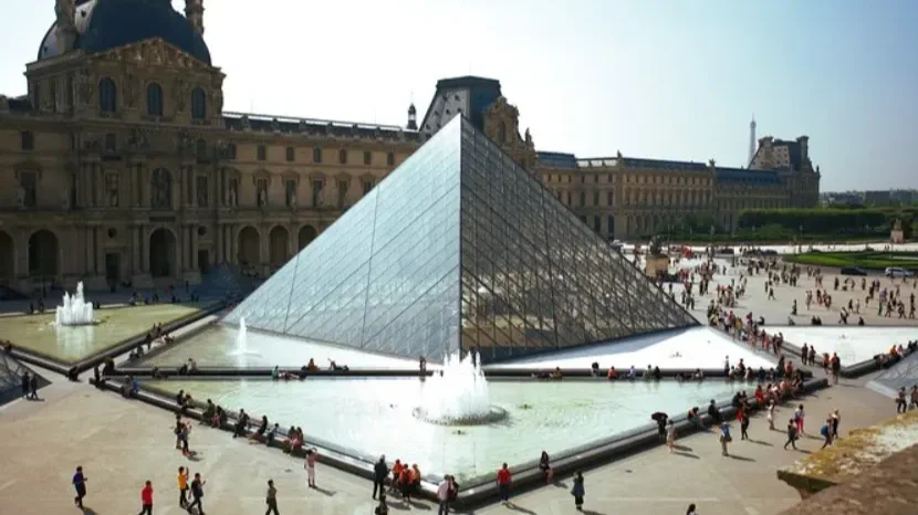 Fényes nappal rabolták ki a párizsi Louvre múzeumot