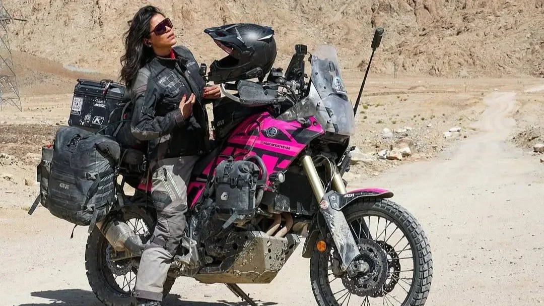 Heten erőszakolták meg Indiában a motoros influenszert – férje torkához kést szorítottak 