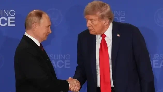Donald Trump és Vlagyimir Putyin egy közös sajtótájékoztatón Alaszkában 2025. augusztus 15-én. (AP Photo/Jae C. Hong)  – A tervezett találkozó az első lenne a két vezető között az augusztusi alaszkai csúcs óta.